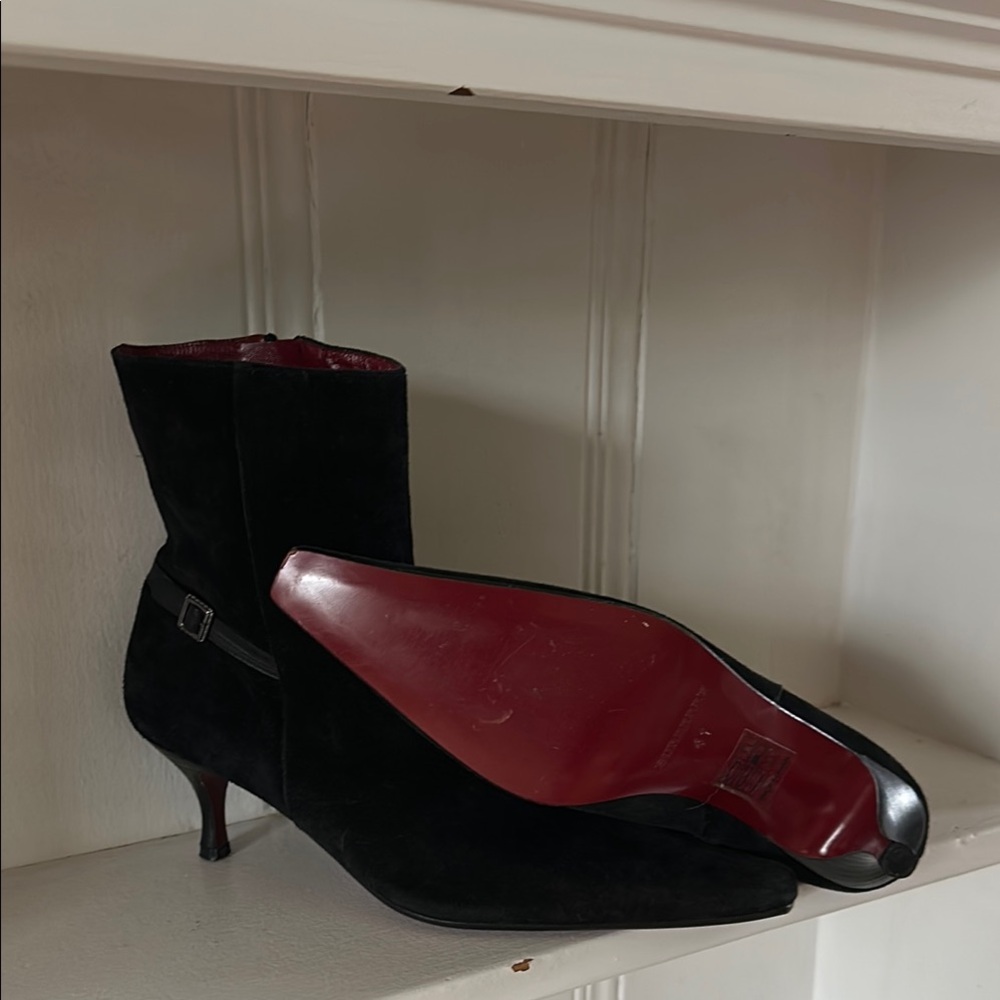 Burberry Black Heeled Boots with Red Lining - Picture 2 of 3